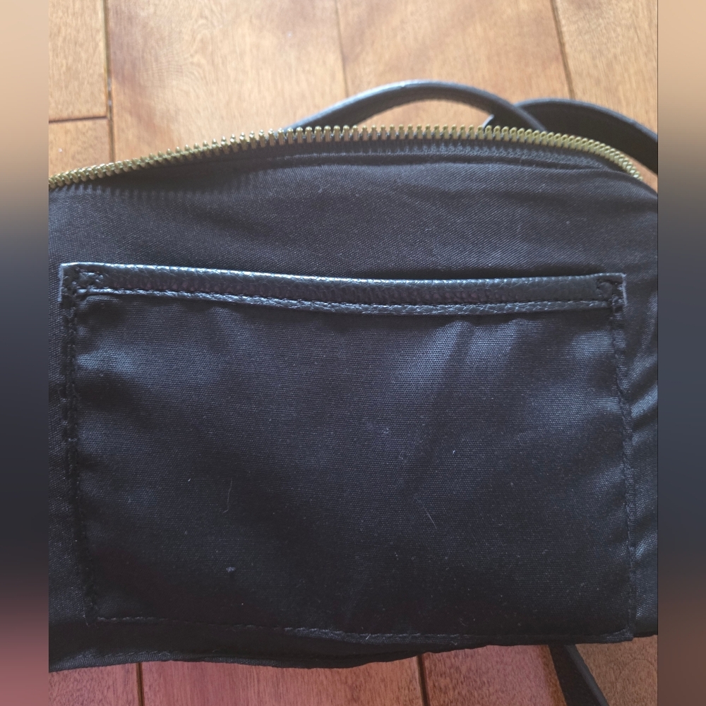 🆕️ Nanette Lepore Classic Black Pebbled Crossbody Bag With Gold Accents - Picture 5 of 10